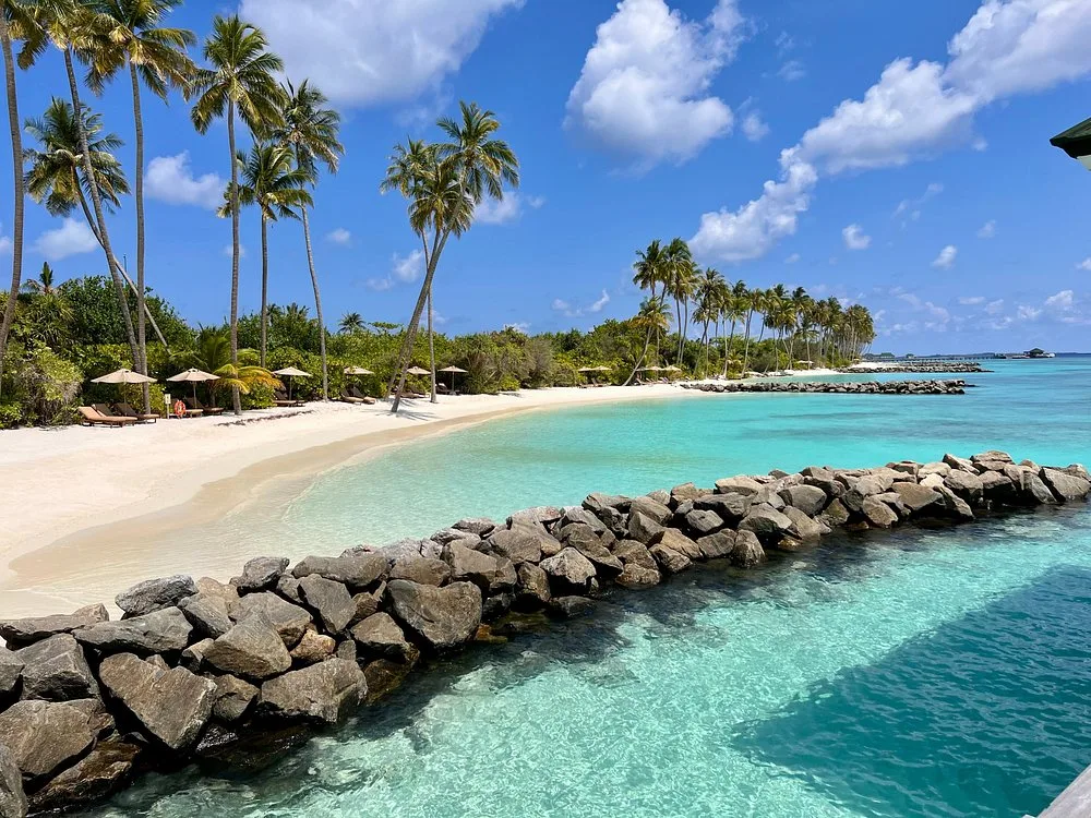 SIYAM WORLD MALDIVES: Бассейн и пляж 2