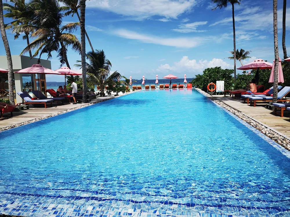 SIYAM WORLD MALDIVES: Бассейн и пляж 8